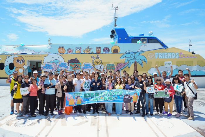 高雄交安大使突破 700 人，港灣城市在輪船上舉辦表揚典禮，展現城市獨特風貌